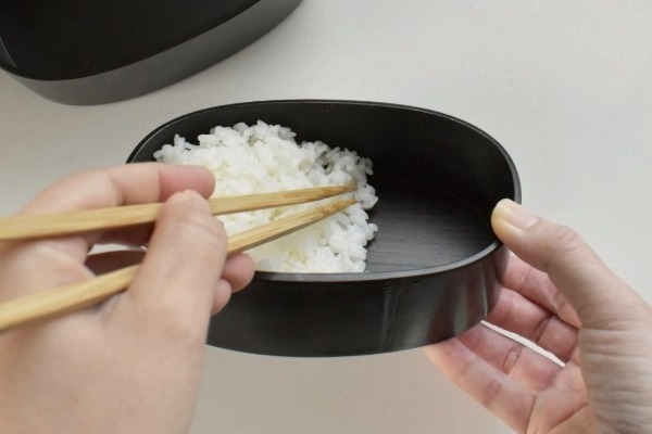 ごはんは斜めに傾斜をつけて詰める