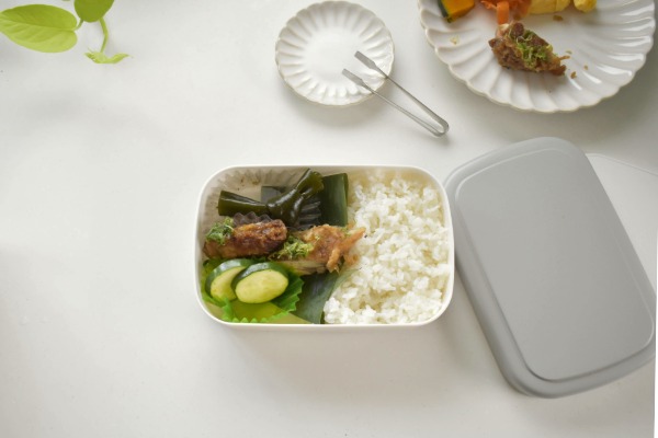 お弁当カップでおかずの転がり防止