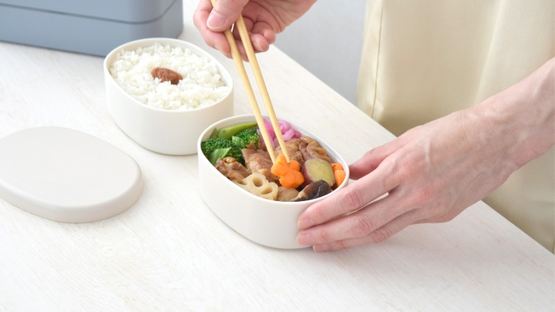 お弁当を美味しそうに詰める